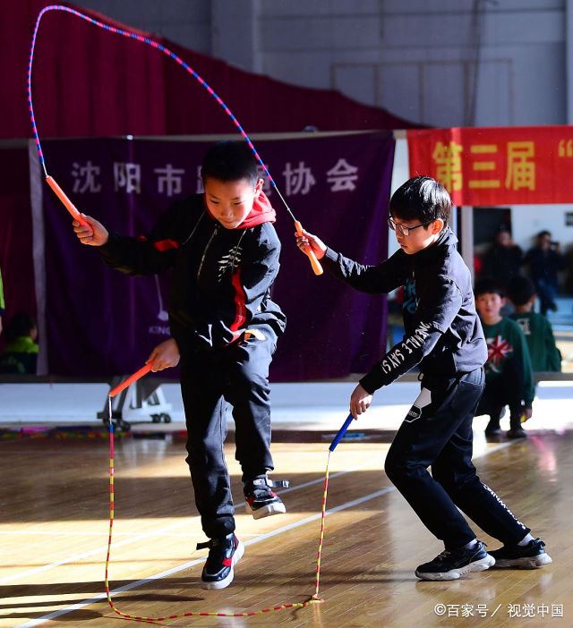 图为训练营的学生们正在练习跳绳,这样的活动有助于孩子们更好地成长.